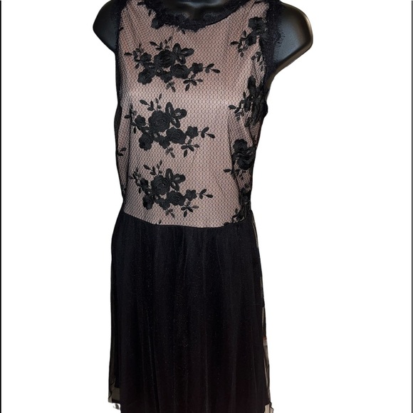 Elegant Black Floral Dress - Picture 2 of 11